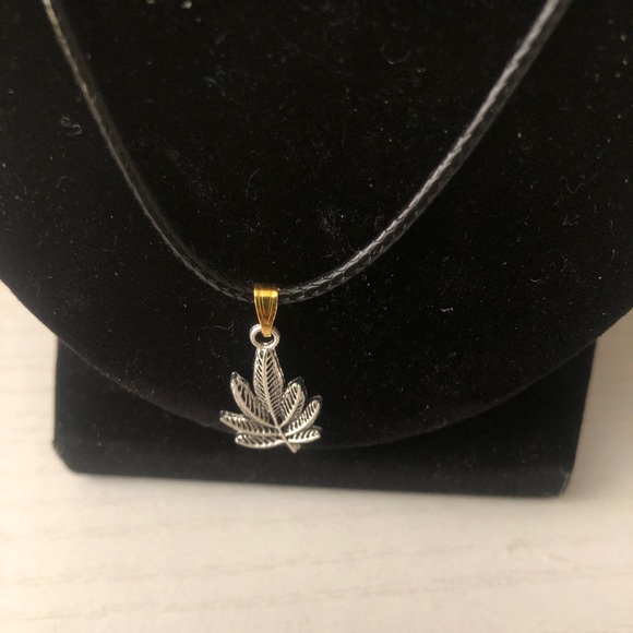 Weed leaf pendant necklace - Picture 3 of 3